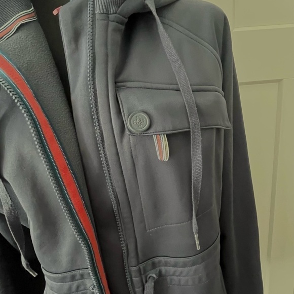 Under Armor MTN Jacket Size XL. EUC. - Picture 2 of 8